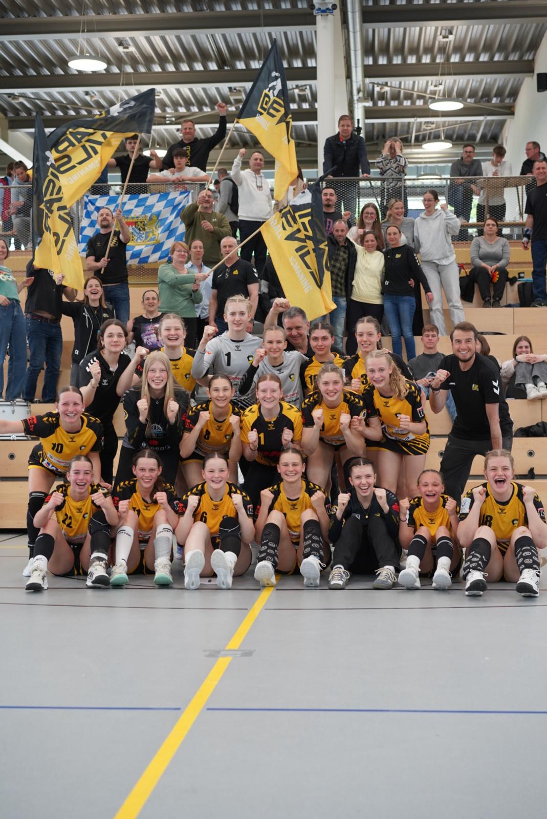 TSV Ismaning A-Jugend &mdash; Mannschaftsfoto mit Fans
