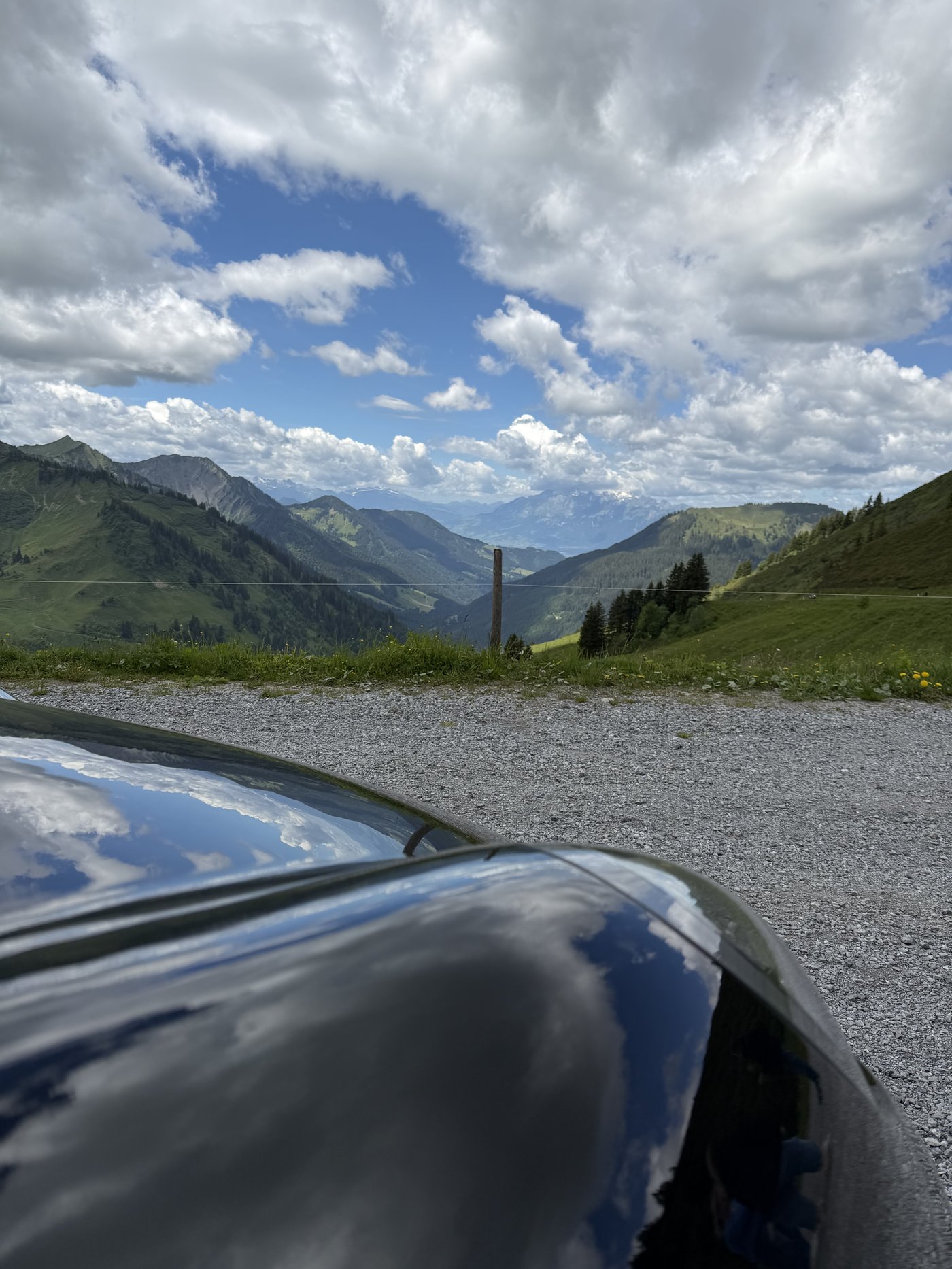 Porsche 911 mit Alpenpanorama